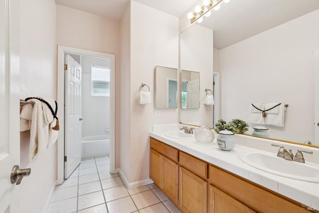 2147 Falcon Ridge Dr, Petaluma, CA 94954