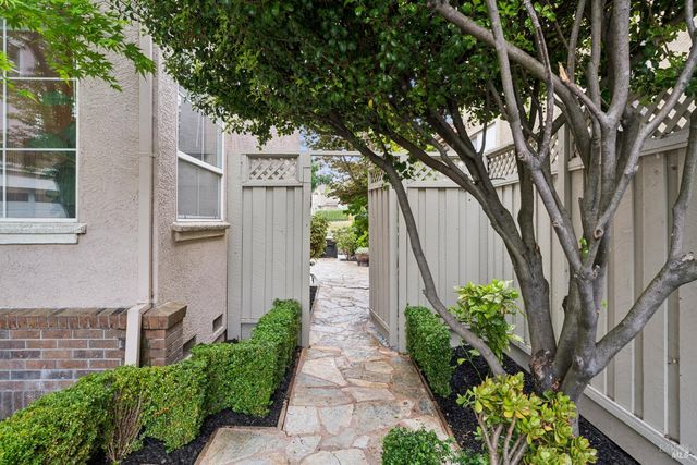 2147 Falcon Ridge Dr, Petaluma, CA 94954