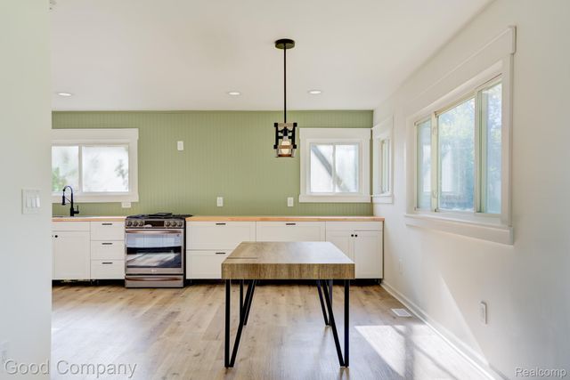 21174 Flanders Street, Farmington Hills, MI 48335