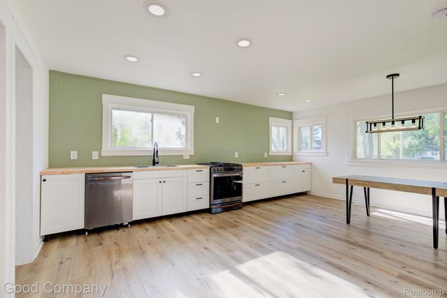21174 Flanders Street, Farmington Hills, MI 48335