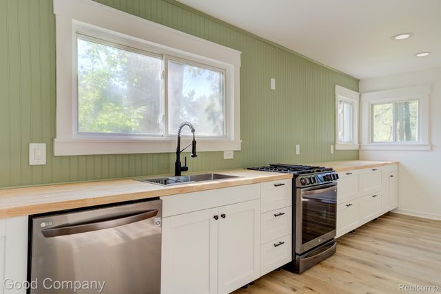 21174 Flanders Street, Farmington Hills, MI 48335