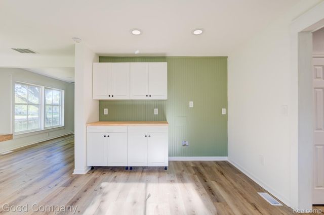 21174 Flanders Street, Farmington Hills, MI 48335