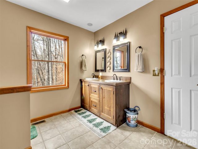 371 Falcon Ridge Drive, Waynesville, NC 28786