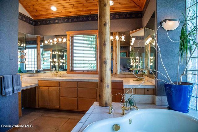 440 Pringle Ave, Hope, ID 83836