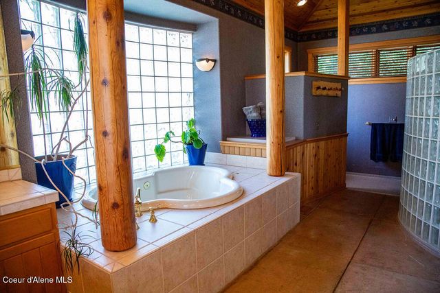 440 Pringle Ave, Hope, ID 83836