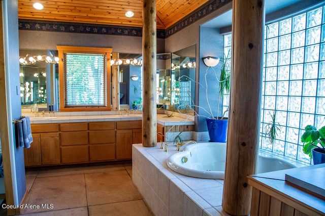 440 Pringle Ave, Hope, ID 83836