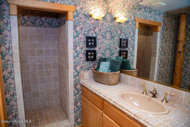440 Pringle Ave, Hope, ID 83836