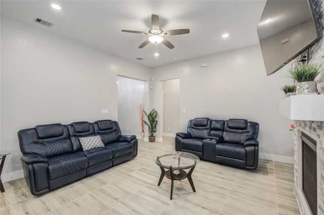 11707 Barwood Bend Drive, Houston, TX 77065