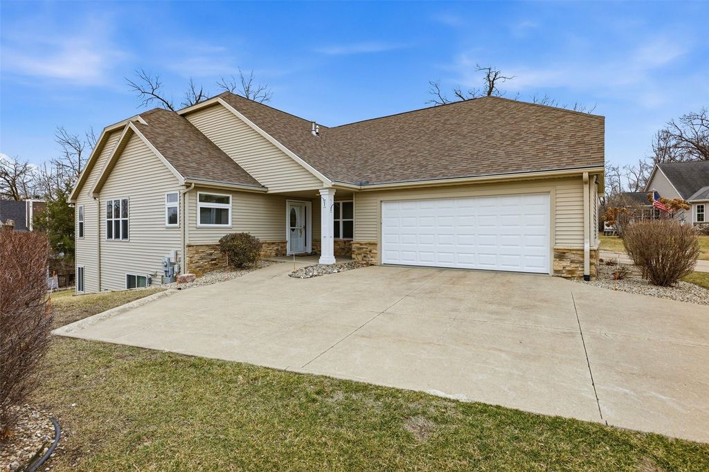 3801 Willowbend Court NE, Cedar Rapids, IA 52411