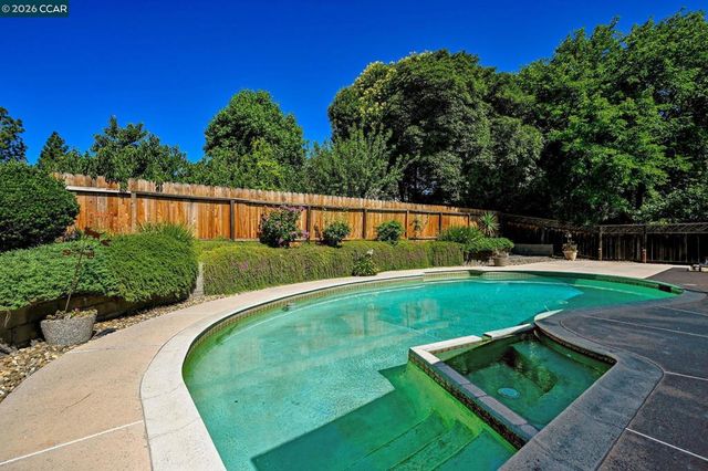 1284 Pinecrest Dr, Concord, CA 94521
