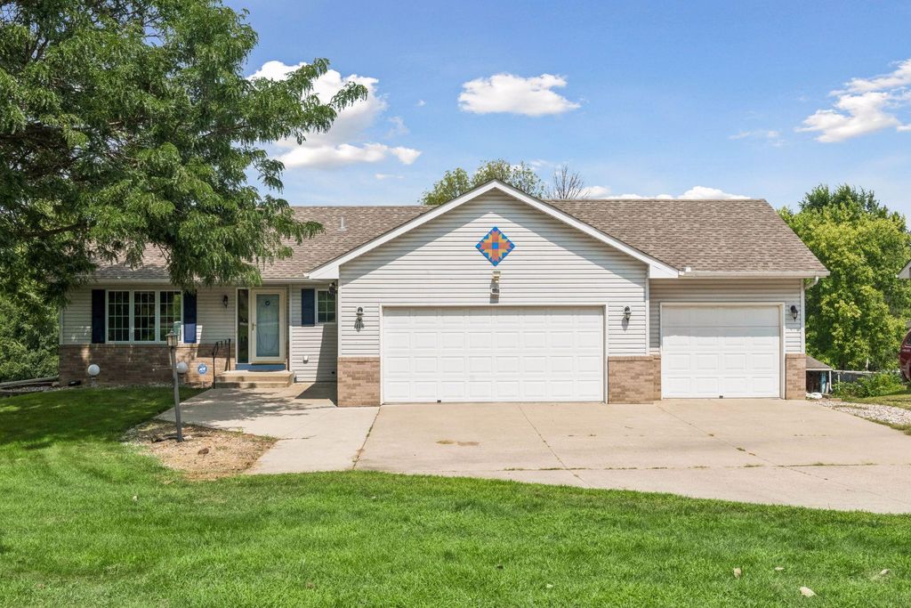1118 W State Street, Belle Plaine, MN 56011 — exterior
