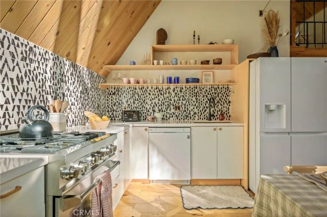 385 Birchwood Drive, Lake Arrowhead, CA 92352