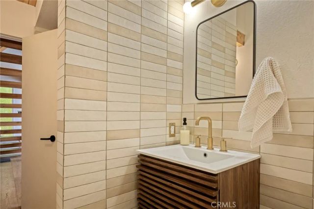 385 Birchwood Drive, Lake Arrowhead, CA 92352