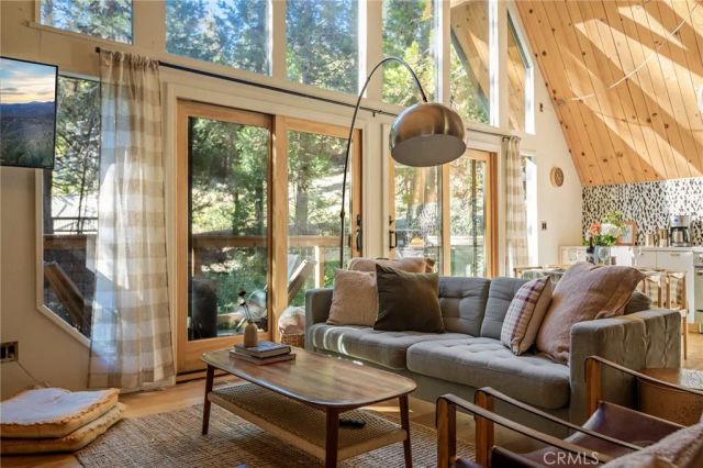 385 Birchwood Drive, Lake Arrowhead, CA 92352