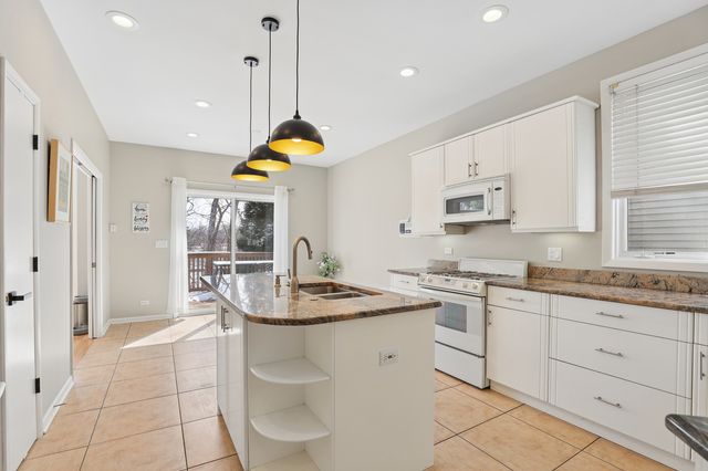 980 Half Day Road, Highland Park, IL 60035