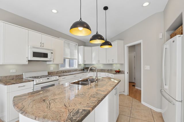 980 Half Day Road, Highland Park, IL 60035