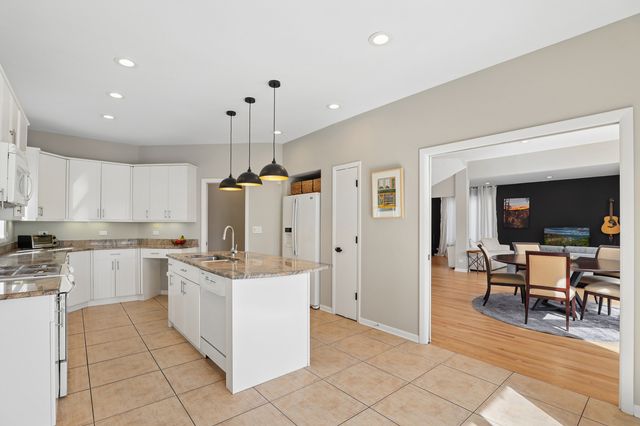 980 Half Day Road, Highland Park, IL 60035