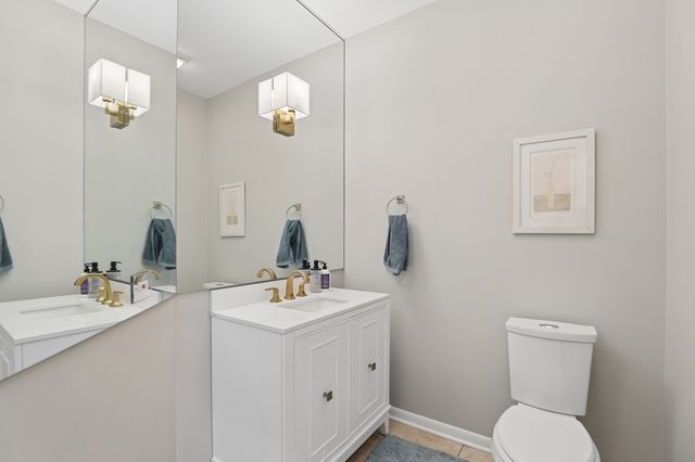 980 Half Day Road, Highland Park, IL 60035