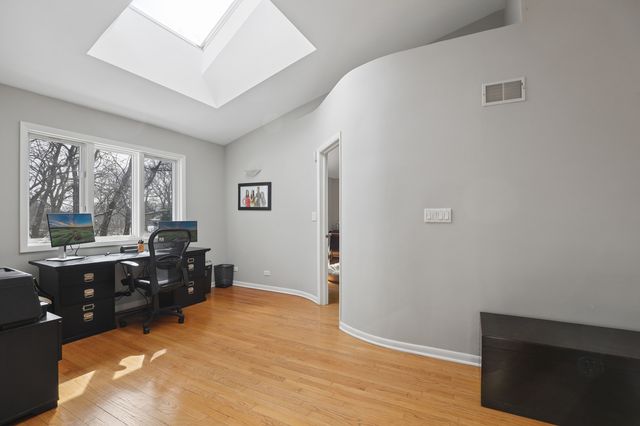 980 Half Day Road, Highland Park, IL 60035