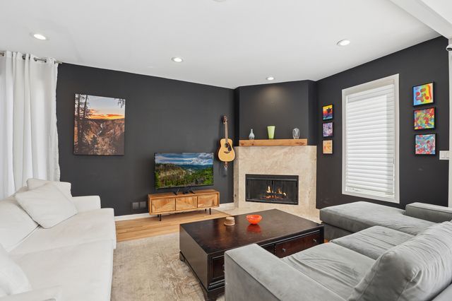 980 Half Day Road, Highland Park, IL 60035