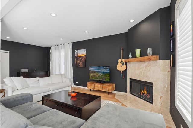 980 Half Day Road, Highland Park, IL 60035