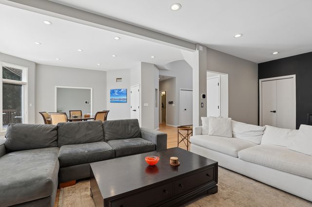 980 Half Day Road, Highland Park, IL 60035