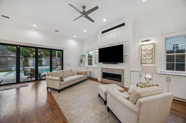 1582 Hewitt Drive, Houston, TX 77018