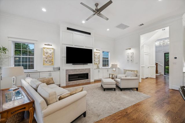 1582 Hewitt Drive, Houston, TX 77018