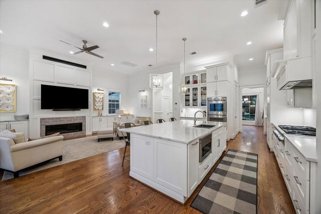 1582 Hewitt Drive, Houston, TX 77018