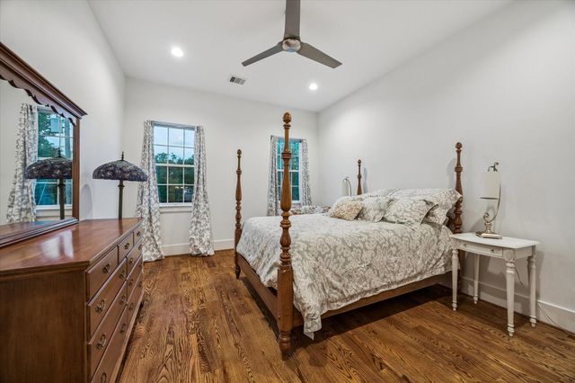 1582 Hewitt Drive, Houston, TX 77018