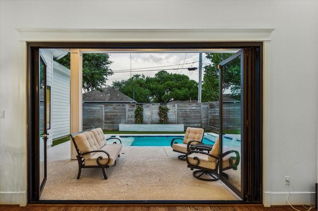 1582 Hewitt Drive, Houston, TX 77018