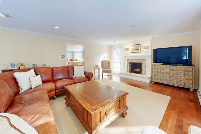 1 Chestnut Ln, Medfield, MA 02052