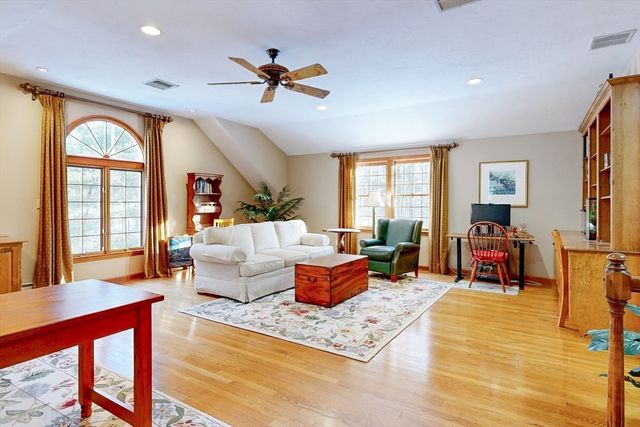 1 Chestnut Ln, Medfield, MA 02052