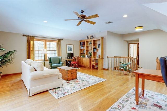 1 Chestnut Ln, Medfield, MA 02052