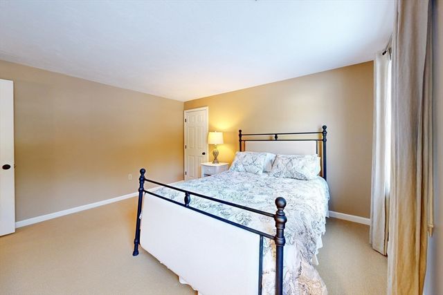 1 Chestnut Ln, Medfield, MA 02052