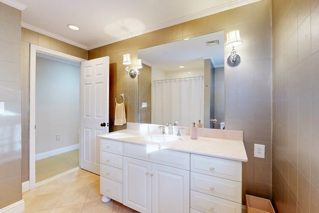 1 Chestnut Ln, Medfield, MA 02052