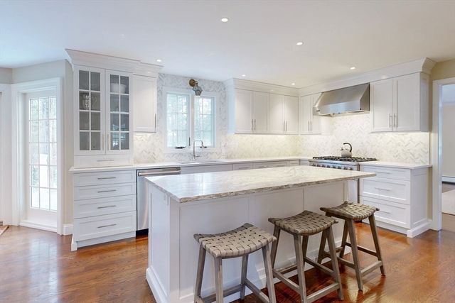 1 Chestnut Ln, Medfield, MA 02052