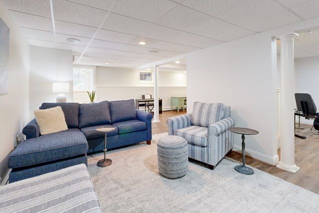 1 Chestnut Ln, Medfield, MA 02052