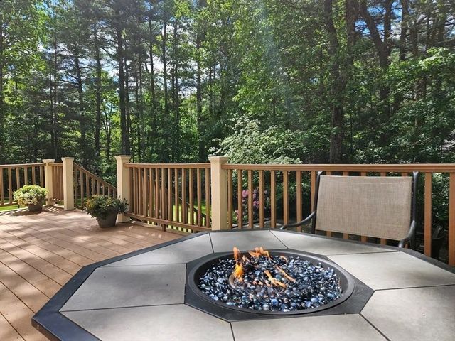 1 Chestnut Ln, Medfield, MA 02052