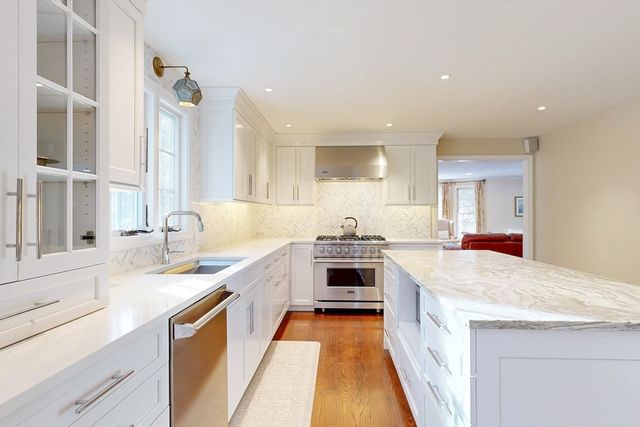 1 Chestnut Ln, Medfield, MA 02052