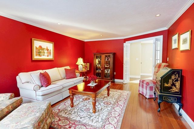 1 Chestnut Ln, Medfield, MA 02052