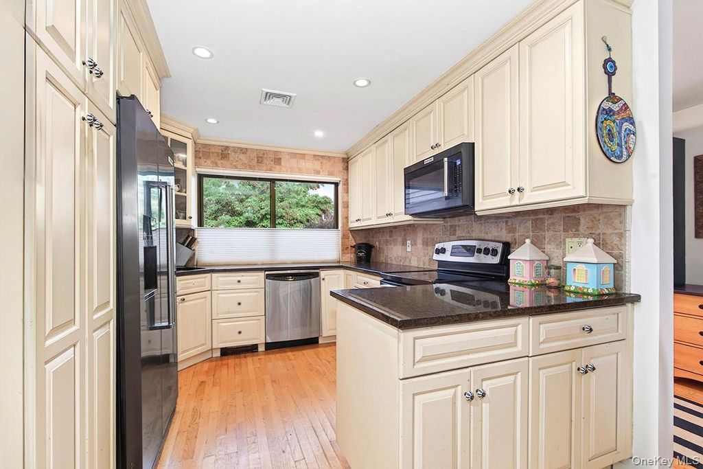 246 Treetop Crescent, Rye Brook, NY 10573 — photo 5