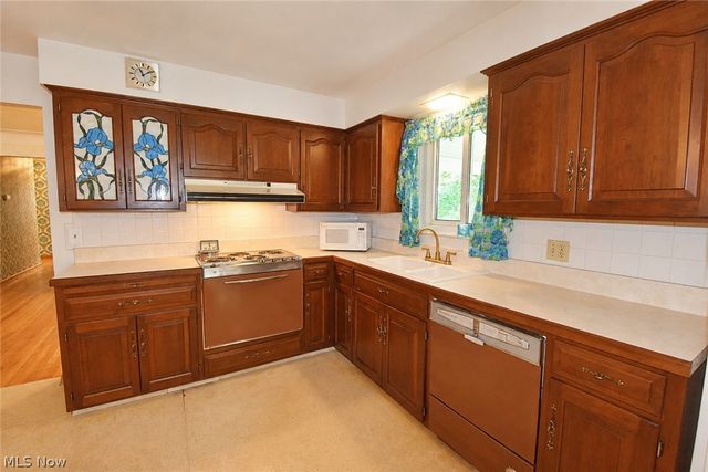 1634 Parkview Drive, Seven Hills, OH 44131