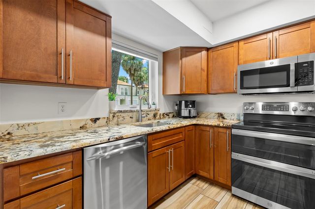 2522 W KANSAS AVENUE B, Tampa, FL 33629