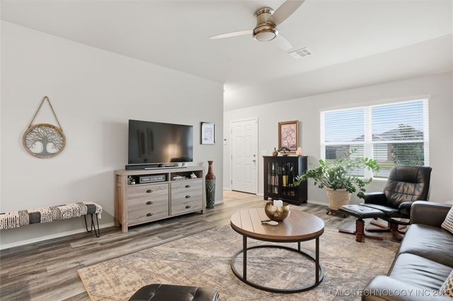 8407 E 161st Place S, Bixby, OK 74008