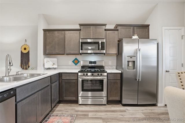 8407 E 161st Place S, Bixby, OK 74008