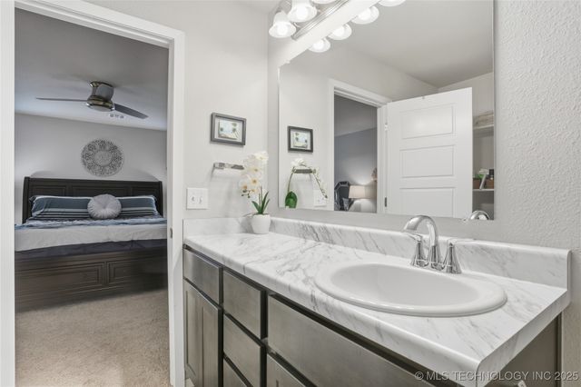 8407 E 161st Place S, Bixby, OK 74008