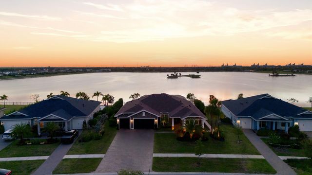 829 Hookline Circle, Loxahatchee, FL 33470