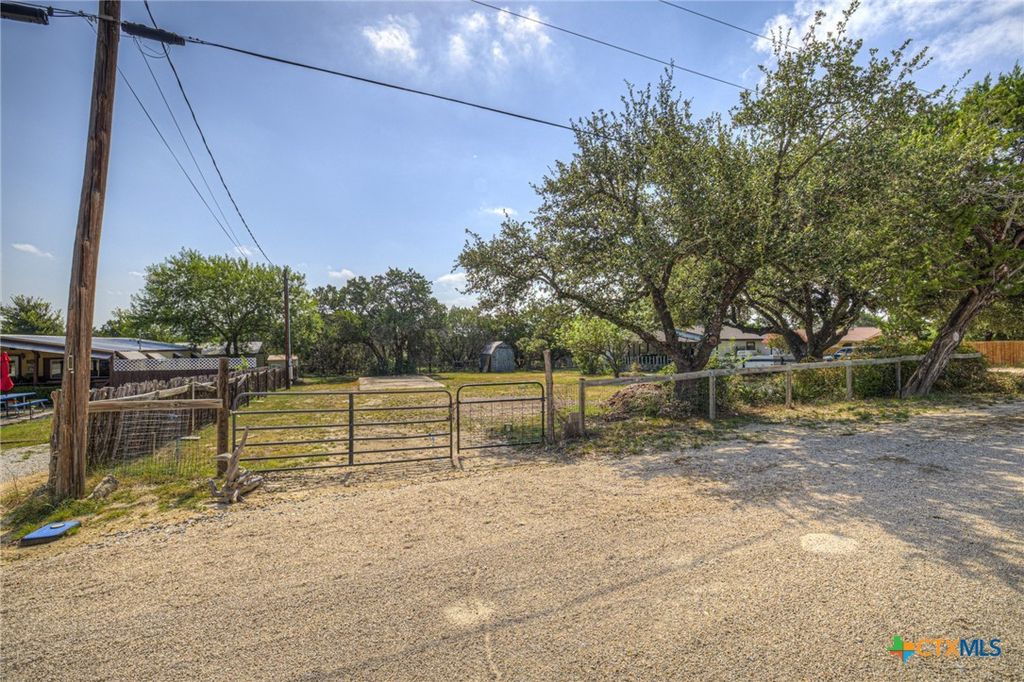 2189 Potters Creek Road, Canyon Lake, TX 78133