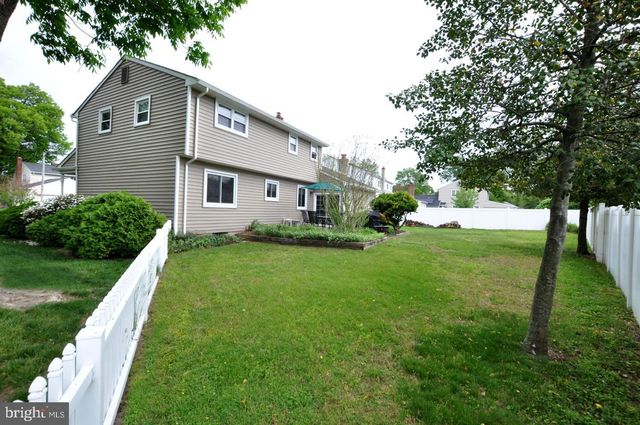 102 HOLIDAY CT, Mount Laurel, NJ 08054